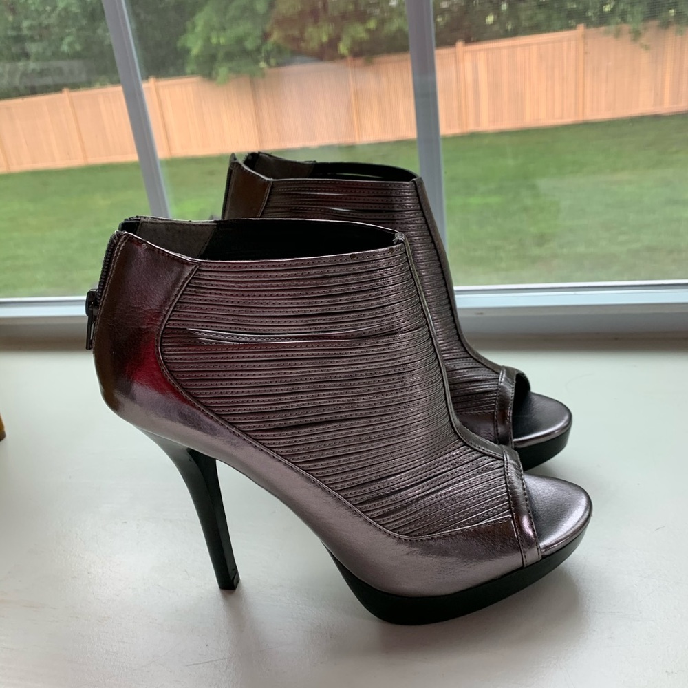 Carlos Santana metallic platform heels. Size 7.5